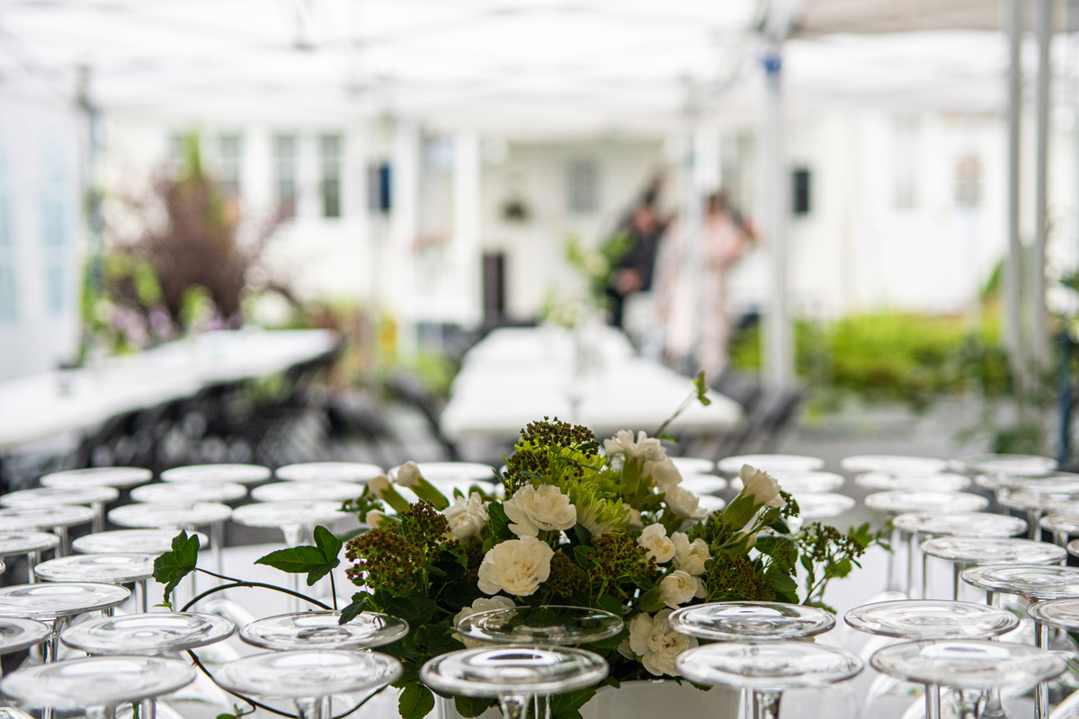 pitopöytä valmiina, laseja, kukka-asetelma, kesä