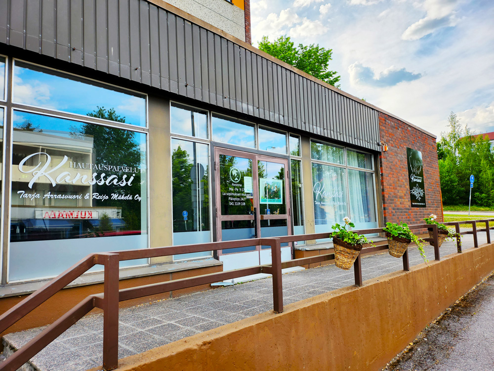 kivijalkamyymälä, liikehuineisto, ulko-ovi hautaustoimistoon, ulkokukkia, liiektilan ikkunat