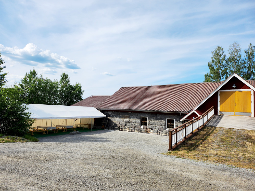 vanha navetta, juhlakatos pihassa, aurinkoinen sää, sininen taivas