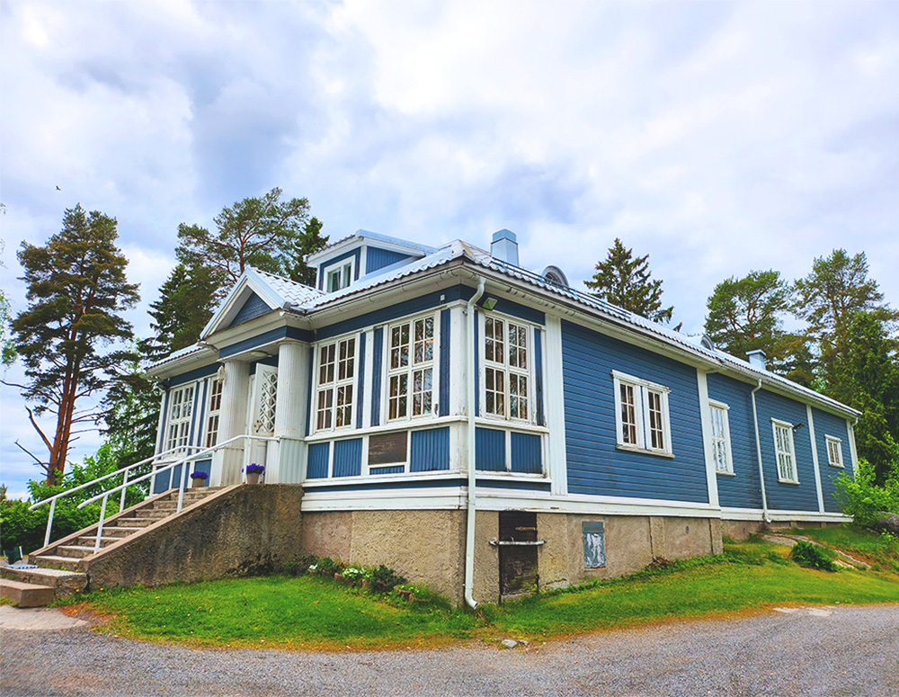 puinen villa, portaat sininen taivas, kesä, puita, nurmikkoa