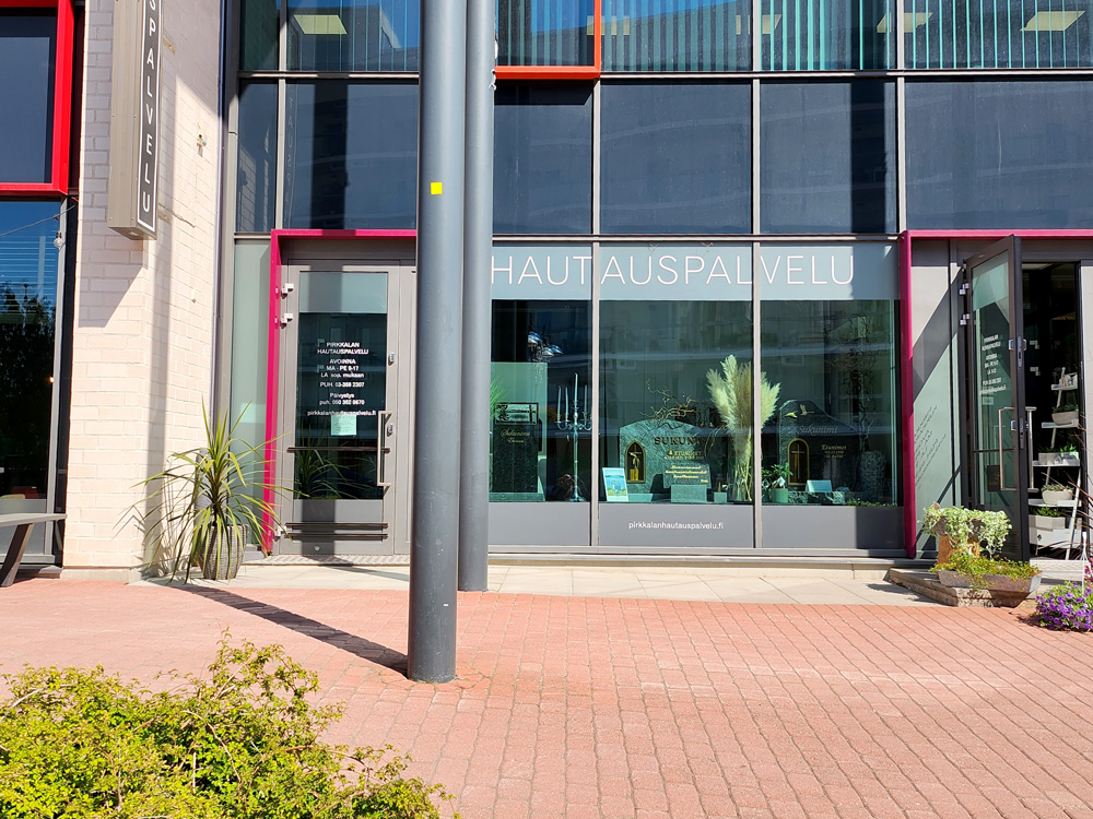 ulko-ovi, kesä, liiketilan ikkunoita