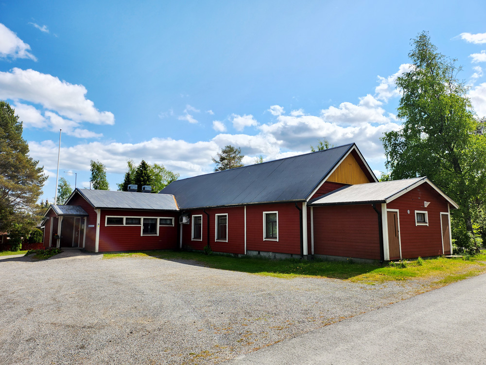 punainen puurakennus, kesä, sininen taivas, pilviä, vihreitä koivuja