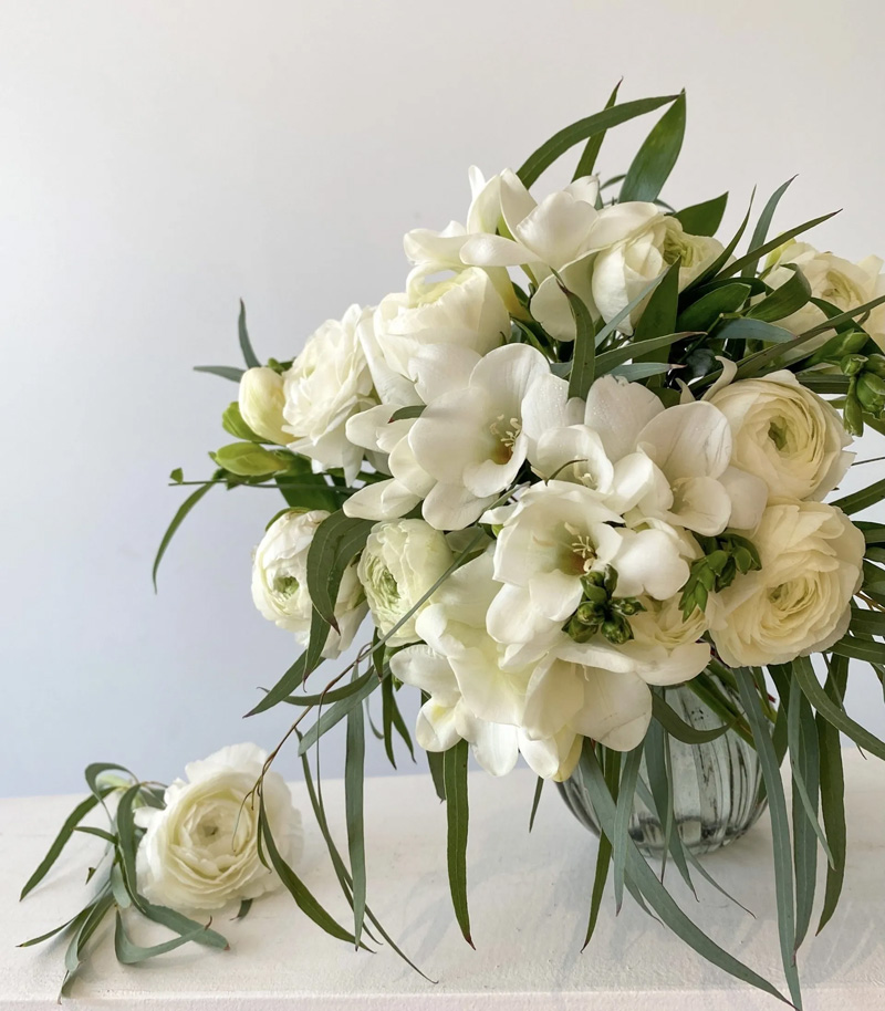 kaunis yksivärinen ja valkoinen kukka-astelelma