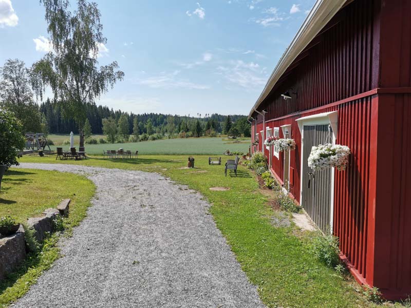 punainen vanha navetta, maalaismaisema, hiekkatie, kesä