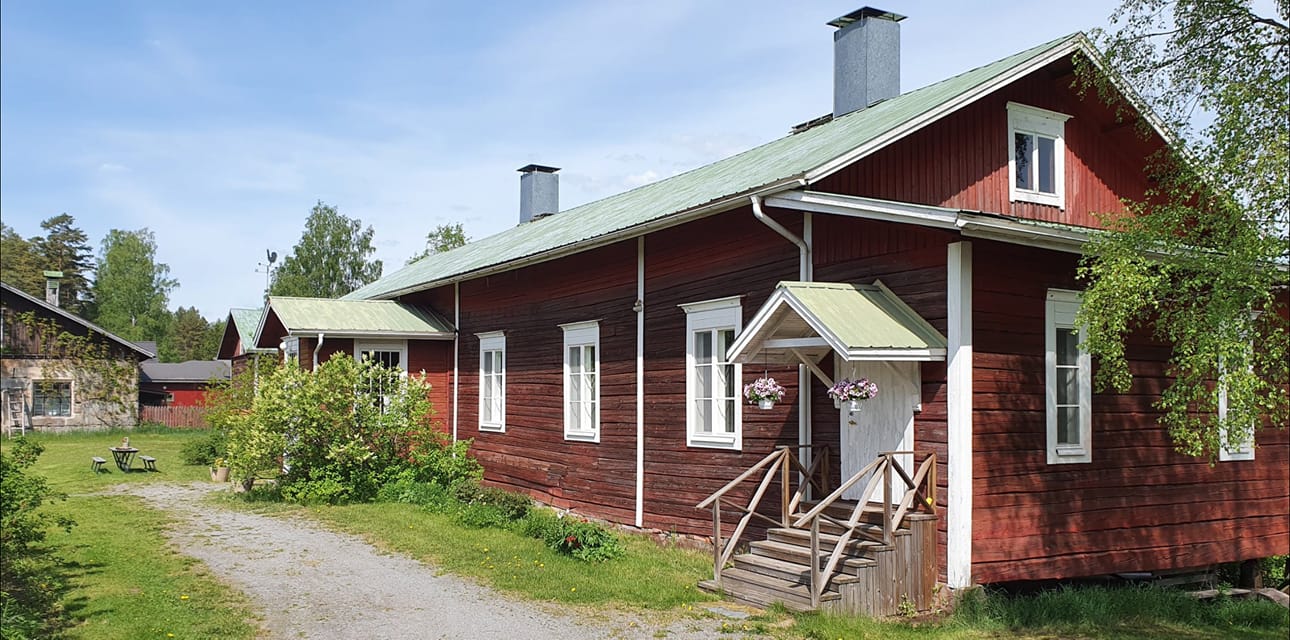 vanha puutalo, soratie, kesä, nurmikkoa, sininen taivs, piha-istutuksia, vanha pihapiiri