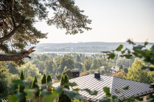 Tampereen Iidesjärvi Tilhentuvan pihalta kuvattuna, avaraa, talon katto